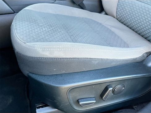 Used 2022 Ford Escape SE w/ SE Sport Appearance Package image 19