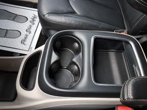 Used 2022 Chrysler Pacifica Touring-L image 18