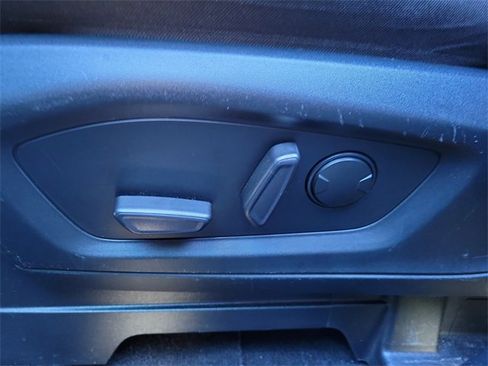 Used 2020 Ford Explorer XLT image 9