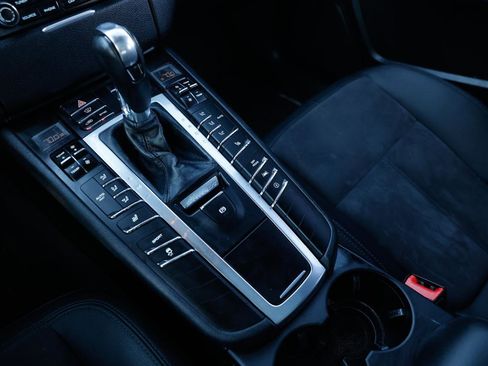 Used 2017 Porsche Macan AWD SPORT UTILITY 4DR WAGON image 26