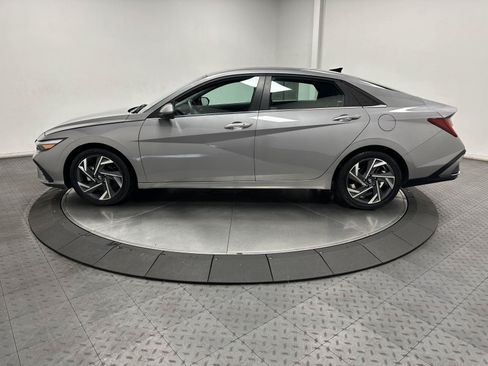 Used 2025 Hyundai Elantra SEL FWD image 8