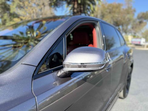 Used 2018 Bentley Bentayga AWD/4WD image 15