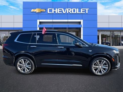 Used 2025 Cadillac XT6 Premium Luxury FWD image 4