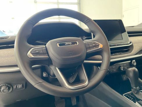 Used 2025 Jeep Compass Latitude AWD/4WD image 14