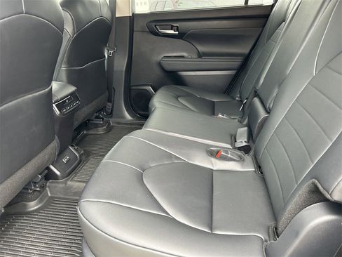 Used 2025 Toyota Highlander XLE image 17