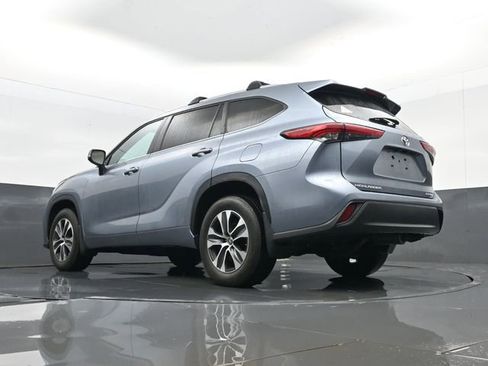 Used 2023 Toyota Highlander XLE AWD/4WD image 28