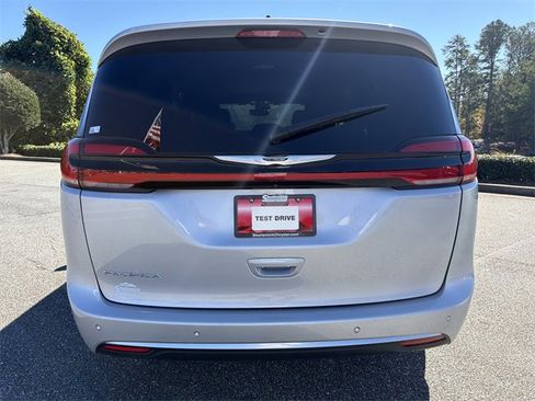 Used 2024 Chrysler Pacifica Pinnacle image 6