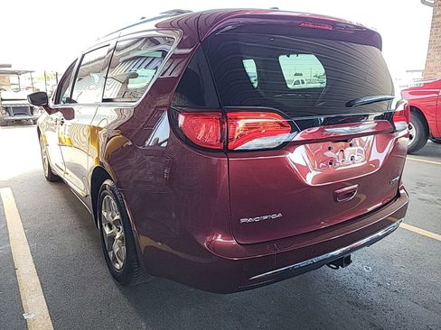Used 2019 Chrysler Pacifica Limited w/ Uconnect Theatre Group FWD image 6