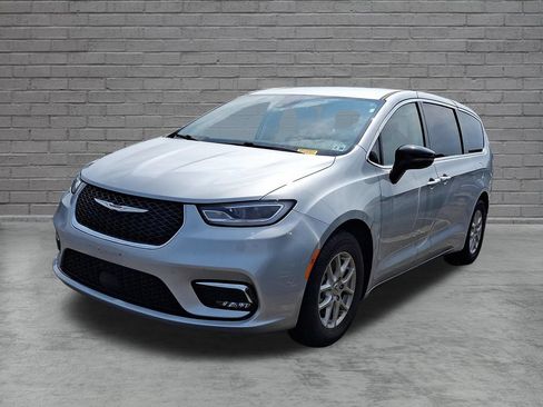 Used 2024 Chrysler Pacifica Touring-L FWD image 4