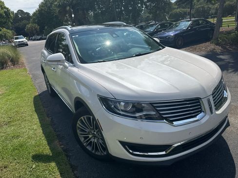 Used 2017 Lincoln MKX Reserve w/ Driver Assistance Package FWD image 4