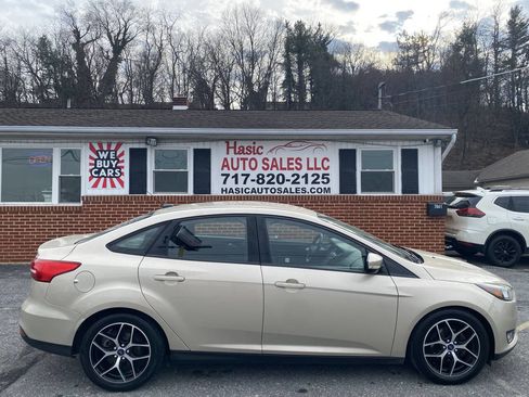 Used 2017 Ford Focus SE image 4