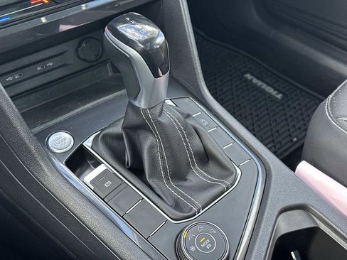 Used 2023 Volkswagen Tiguan SE w/ Panoramic Sunroof Package image 30