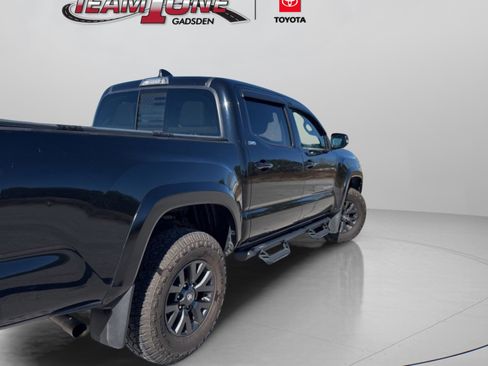 Used 2022 Toyota Tacoma SR5 w/ Technology Package image 9