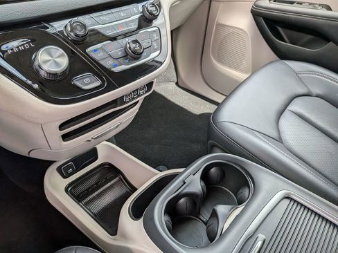 Used 2024 Chrysler Pacifica Touring-L image 29