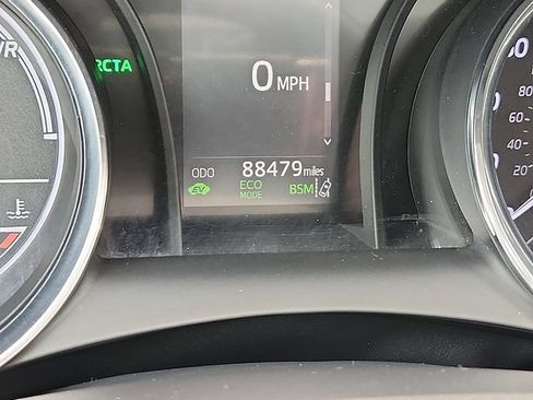 Used 2020 Toyota Camry SE w/ Sunroof Package FWD image 21
