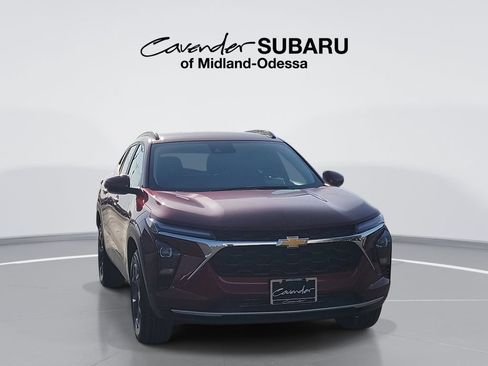 Used 2025 Chevrolet Trax LT FWD image 1