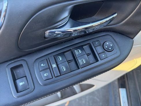 Used 2014 Chrysler Town & Country Touring image 21