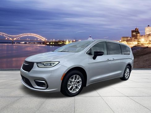 Used 2024 Chrysler Pacifica Touring-L FWD image 1