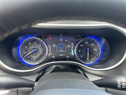 Used 2024 Chrysler Pacifica Touring-L FWD image 21