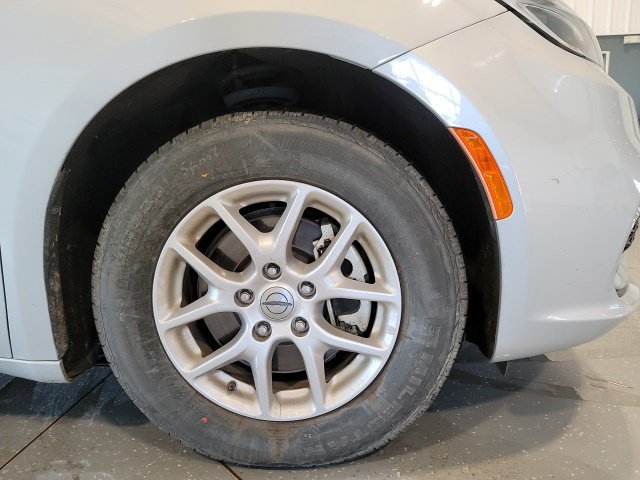 Used 2024 Chrysler Pacifica Touring-L FWD image 16
