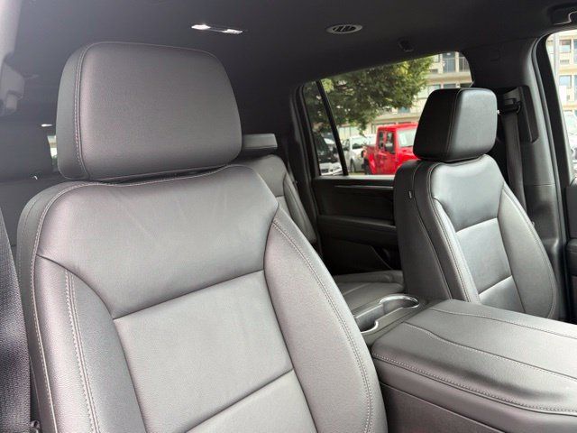 Used 2025 Chevrolet Suburban LT w/ Comfort Package AWD/4WD image 28