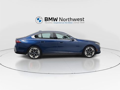 Used 2025 BMW 530i xDrive w/ Premium Package image 4