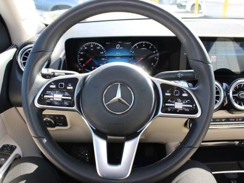 Used 2022 Mercedes-Benz GLB 250 4MATIC image 17