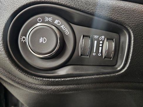 Used 2019 Jeep Renegade Latitude AWD/4WD image 20
