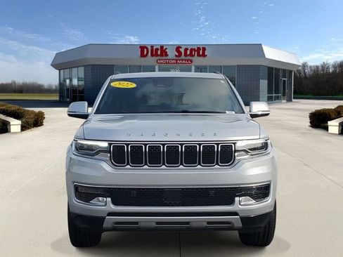 Used 2022 Jeep Wagoneer Series II AWD/4WD image 2