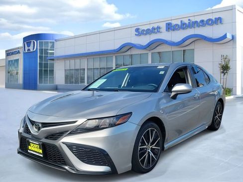 Used 2021 Toyota Camry SE image 2