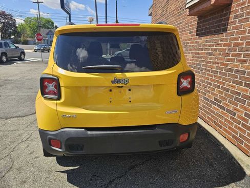 Used 2015 Jeep Renegade Latitude w/ Popular Equipment Group AWD/4WD image 11