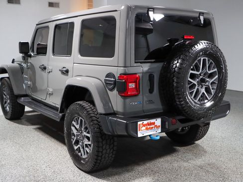 Used 2022 Jeep Wrangler Unlimited Sahara w/ Cold Weather Group AWD/4WD image 9