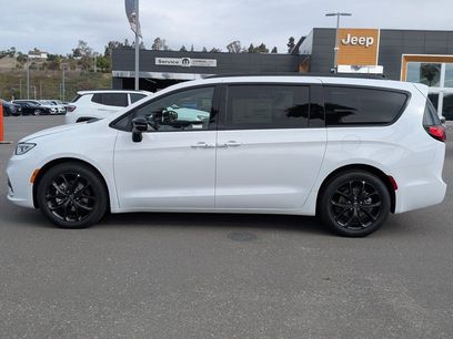 New 2026 Chrysler Pacifica Limited w/ Uconnect Theater Family Group