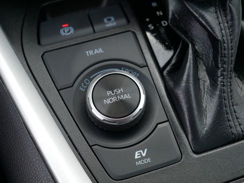 Used 2023 Toyota RAV4 XLE Premium AWD/4WD image 31