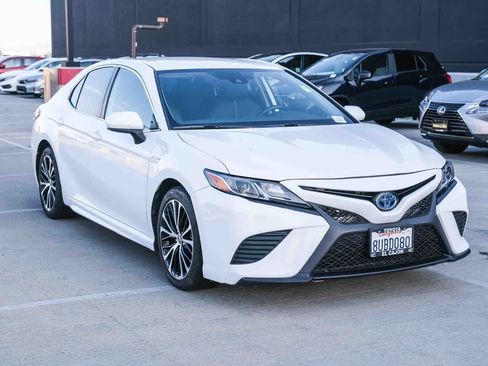 Certified 2020 Toyota Camry SE FWD image 3