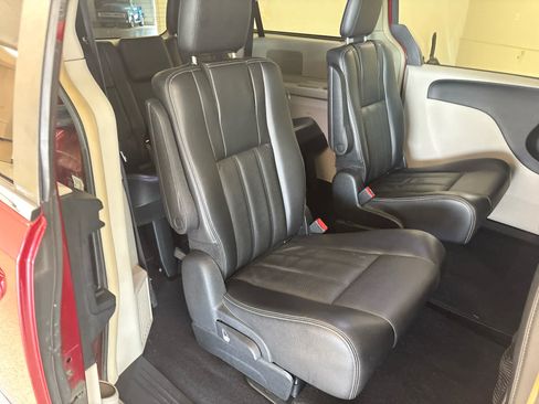Used 2012 Chrysler Town & Country Touring w/ Entertainment Group #1 FWD image 13