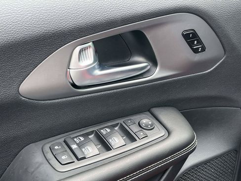 New 2027 Chrysler Pacifica Select FWD image 9