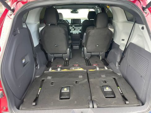 Used 2022 Toyota Sienna XSE image 10