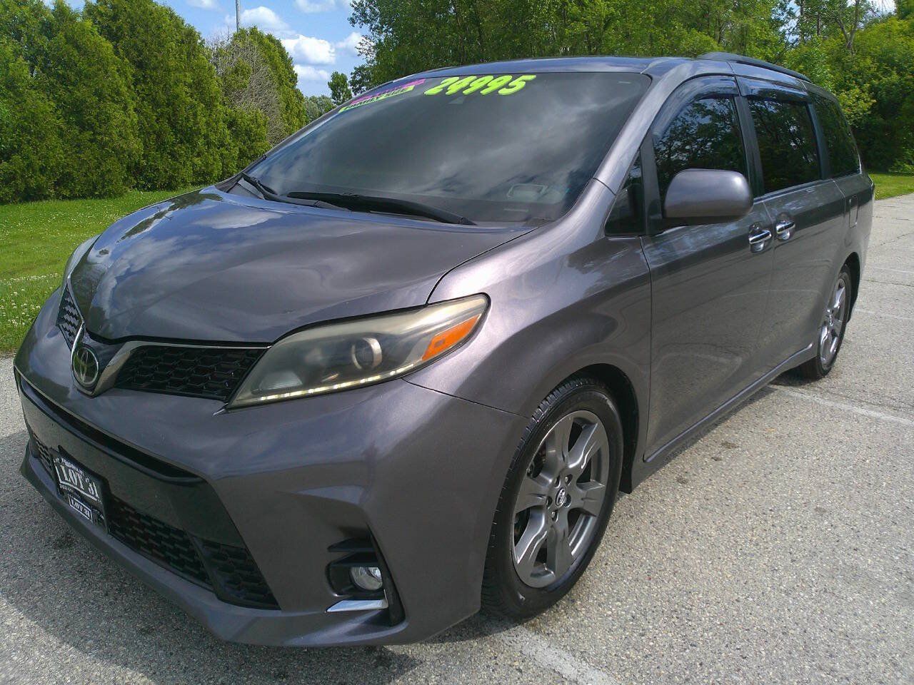 Used 2018 Toyota Sienna SE FWD image 1