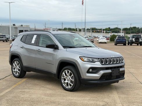 Used 2022 Jeep Compass Latitude AWD/4WD image 6