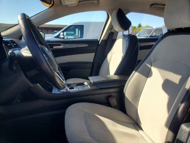 Used 2020 Ford Fusion SE w/ Equipment Group 151A FWD image 6