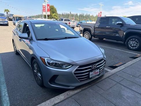Used 2017 Hyundai Elantra SE FWD image 3