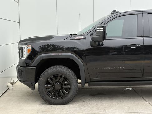 Used 2023 GMC Sierra 2500 Denali w/ Denali Black Diamond Edition AWD/4WD image 5