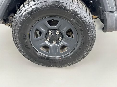 Used 2018 Jeep Wrangler Unlimited Sport image 28