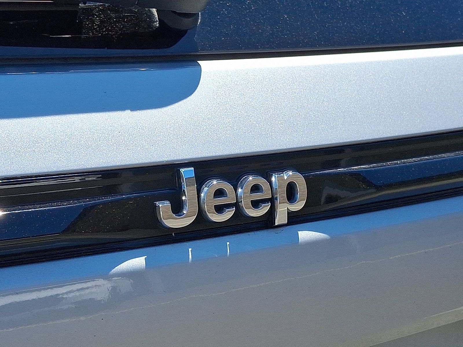 Used 2023 Jeep Grand Cherokee Laredo w/ Luxury Tech Group I AWD/4WD image 29