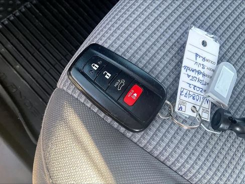 Used 2022 Toyota Highlander LE FWD image 12