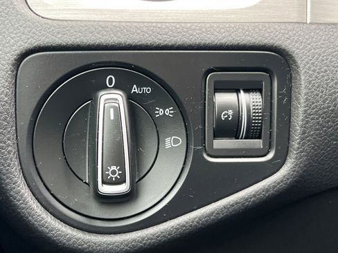 Used 2017 Volkswagen Golf Wolfsburg Edition image 30