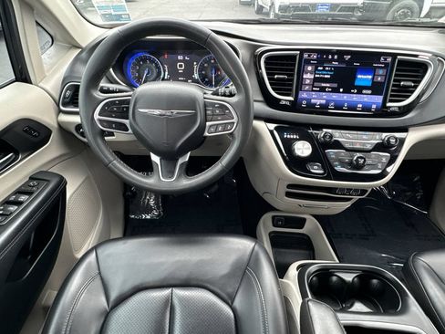 Used 2023 Chrysler Pacifica Touring-L FWD image 22
