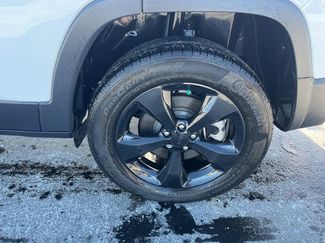 Used 2023 Jeep Cherokee Altitude Lux w/ Lux Elite Package video 2