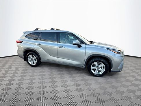 Used 2021 Toyota Highlander LE image 6